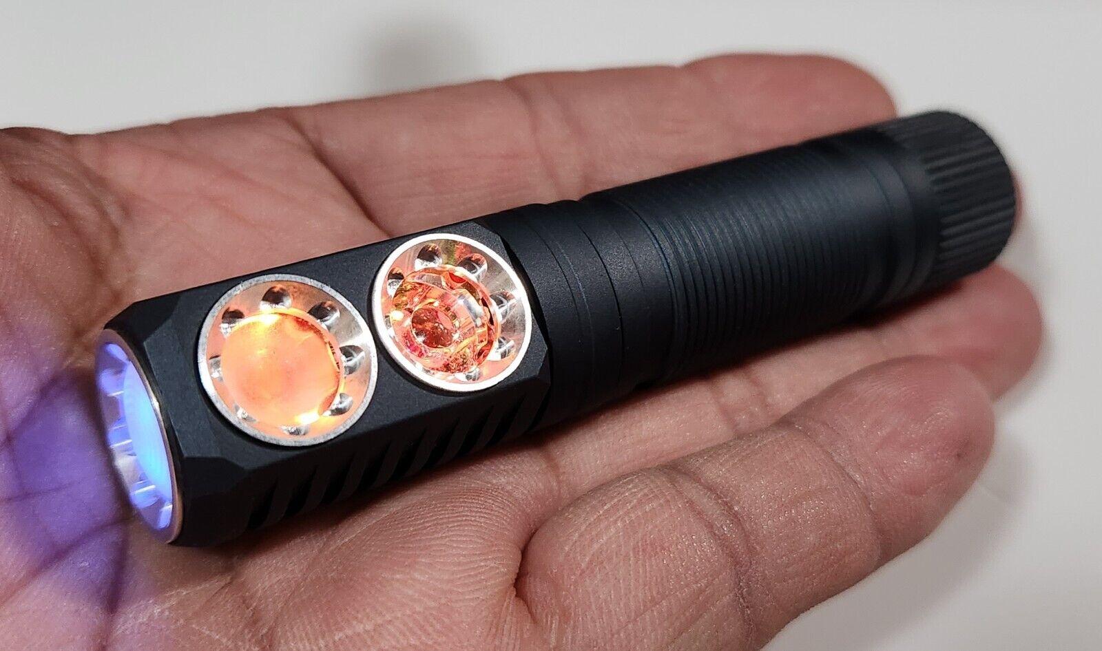 Emisar D2 14500 Tint Ramping Channel Switching LED Flashlight GRAY CH1 - NICHIA 519A 4500K CH2 -OSRAM W2 GREEN W GREEN LIGHTED SW
