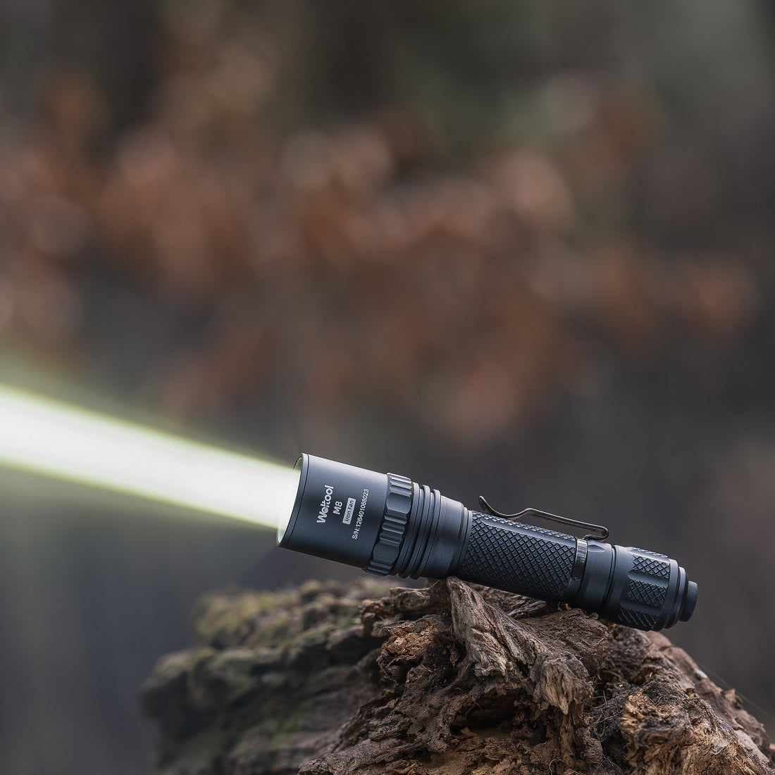 Weltool M8 Zoomable LED Flashlight