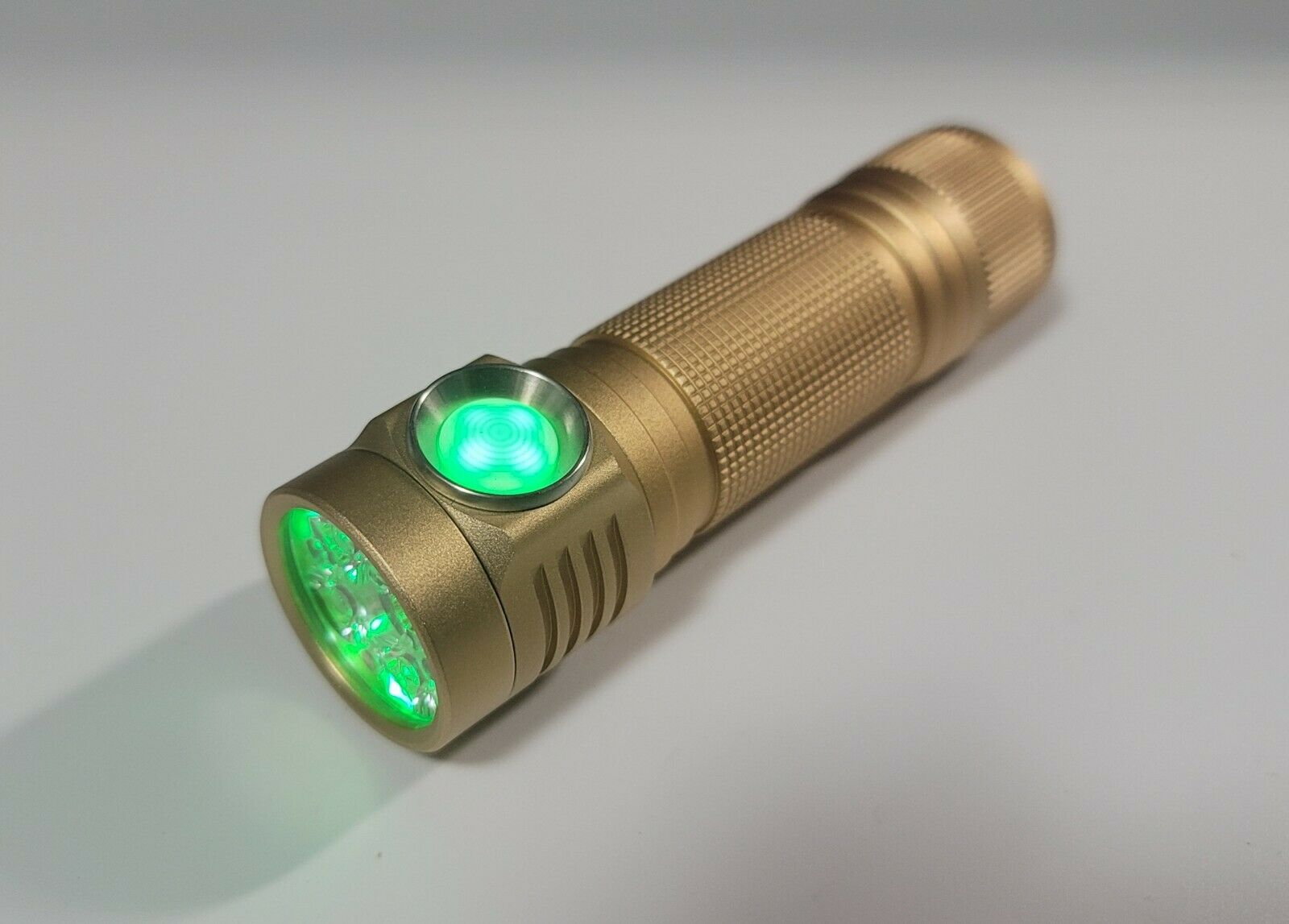 Emisar D4v2 Osram W2 Green High Power LED Flashlight SAND W/GREEN LIGHTED BUTTON